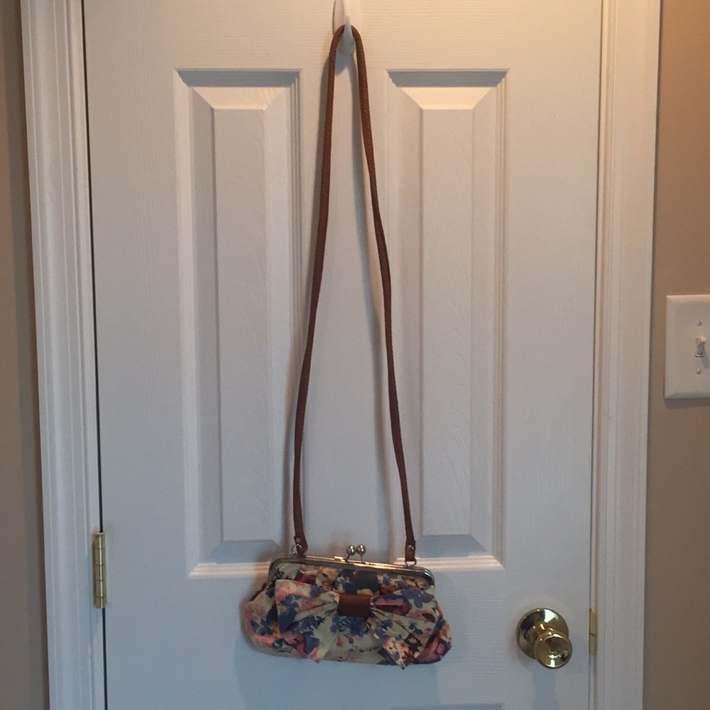 Over the shoulder clutch